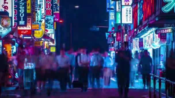 Een avond timelapse van de neon straat bij de benedenstad in Shinjuku Tokio lange schot tilt — Stockvideo