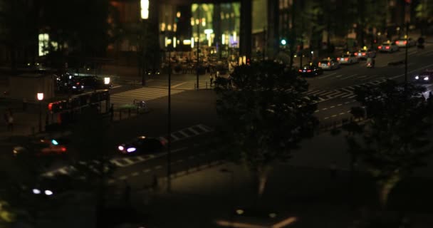 Un paesaggio urbano notturno di passeggiando folla presso la città d'affari a Tokyo tilt shift alto angolo — Video Stock