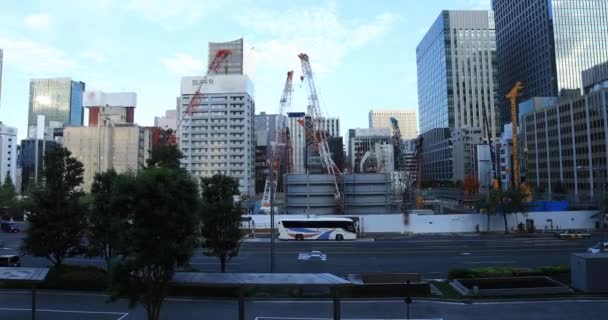 Przenoszenie dźwigów w trakcie budowy w pobliżu budynku w Tokio — Wideo stockowe
