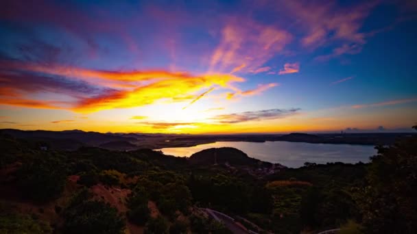 Uma timelapse do nascer do sol perto do lago Okuhamana em Hamamatsu Shizuoka inclinação de tiro largo ângulo alto — Vídeo de Stock