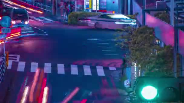 Un timelapse noche de la calle de neón en Shinjuku Tokio gran angular zoom de largo alcance — Vídeos de Stock