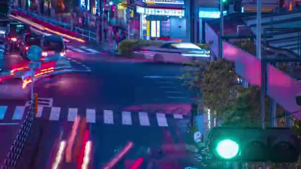 Un timelapse noche de la calle de neón en Shinjuku Tokio alto ángulo largo tiro inclinación — Vídeos de Stock