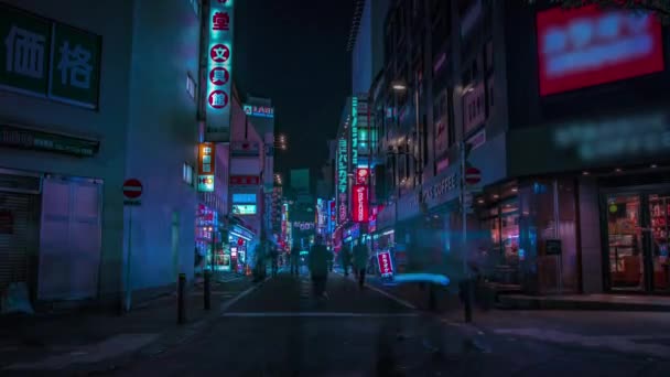 Un timelapse noche de la calle de neón en el centro de Shinjuku Tokio amplia inclinación tiro — Vídeos de Stock