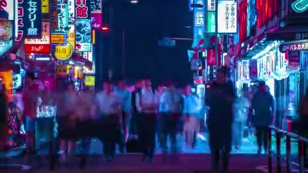Un timelapse noche de la calle de neón en el centro de Shinjuku Tokio zoom tiro largo — Vídeos de Stock