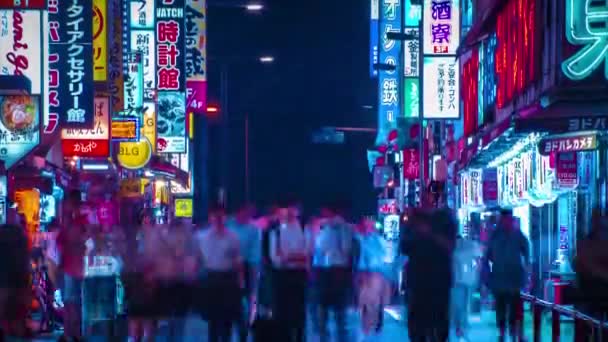 Sebuah malam tiLapse dari neon jalan di pusat kota di Shinjuku Tokyo tembakan panjang miring — Stok Video