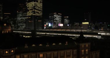 Tokyo 'daki iş şehrinin gece manzarası. Yüksek açı geniş açı.