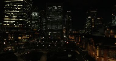 Tokyo 'daki iş şehrinin gece manzarası. Yüksek açı geniş açı.