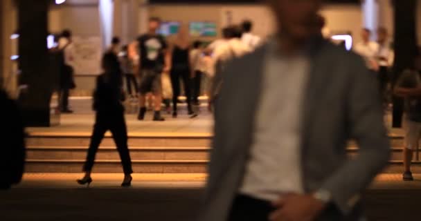 東京のビジネス街を歩く人々の夜の街並み — ストック動画