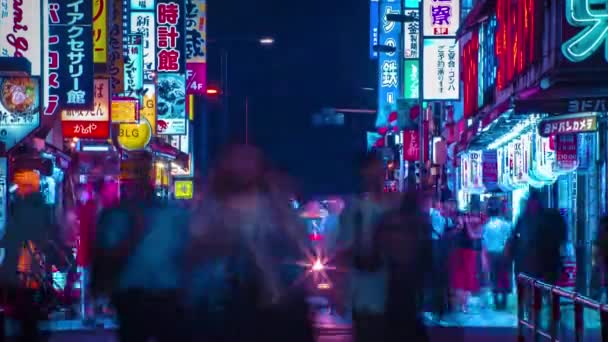 Een avond timelapse van de neon straat bij de benedenstad in Shinjuku Tokio gok — Stockvideo