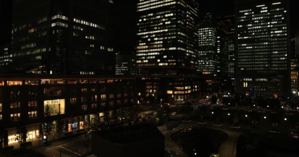 東京のビジネス街の夜の街並み高角度ワイドショット — ストック動画