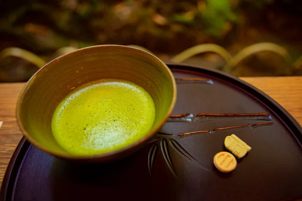 Japanse groene thee bij Hokokuji in Kamakura handheld — Stockfoto
