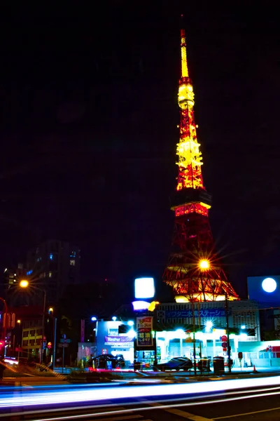 Νυχτερινή διάβαση πίσω από τον ψηλό πύργο στο Τόκιο — Φωτογραφία Αρχείου