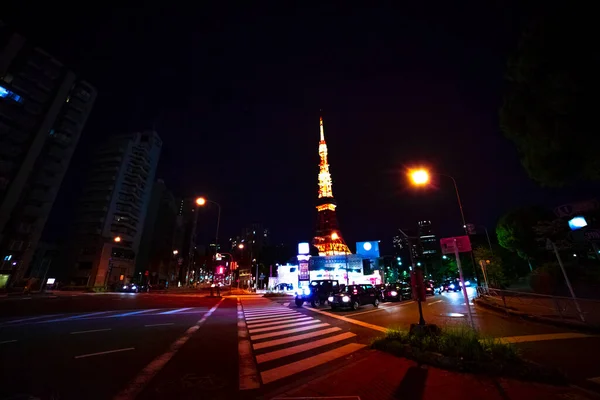 Cruce nocturno detrás de la torre alta de Tokio —  Fotos de Stock
