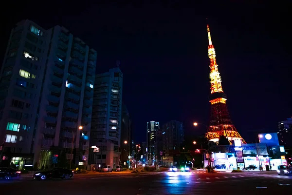 Noční přechod za vysokou věží v Tokiu — Stock fotografie