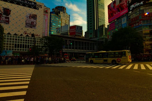 Shibuya Tokyo 'daki geçitte gündüz vakti insanlar var. — Stok fotoğraf