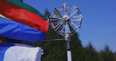 Ibaraki 'deki Ryujin Köprüsü' nde sazan balığı şeritleri. Gündüz güneşli, yakın çekim el kamerası.