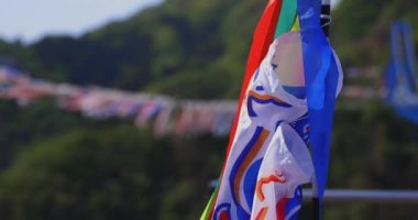 Ryujin 'de sazan bayrakları. Ibaraki' deki büyük köprü. Gündüz güneşli fotokopi alanı.