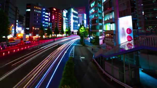 Un timelapse de la calle en la ciudad de neón en Shinjuku Tokio panorámica de tiro ancho — Vídeo de stock