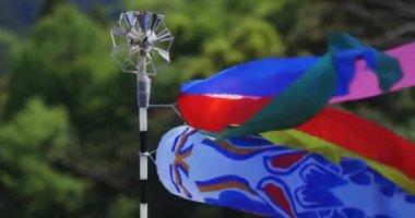 Ryujin 'de sazan bayrakları. Ibaraki' de büyük bir köprü. Gündüz güneşli yakın çekim.