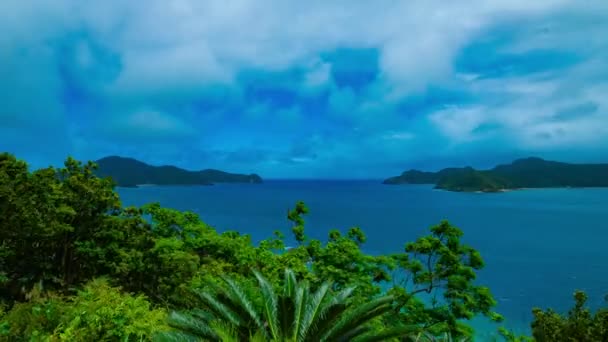 Az Amami oshima Kagoshima-i kék óceán melletti domb időhasadéka zoom — Stock videók