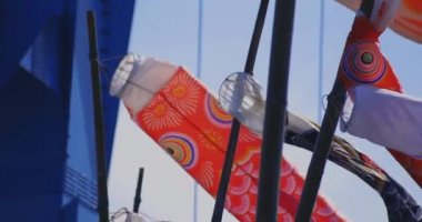 Ryujin 'de sazan bayrakları. Ibaraki' de gündüz güneşli bir köprüde.