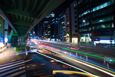 Shibuya 'da şehir caddesinde gece trafiği sıkışık.
