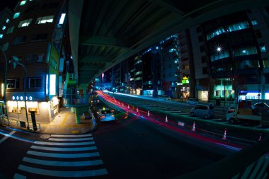 Shibuya 'daki şehir caddesinde gece trafiği sıkışık.