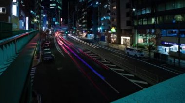 Shibuya 'daki şehir sokağındaki trafik sıkışıklığının gece görüntüsü.