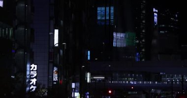 Shibuya 'nın neon kasabasında bir gece manzarası.