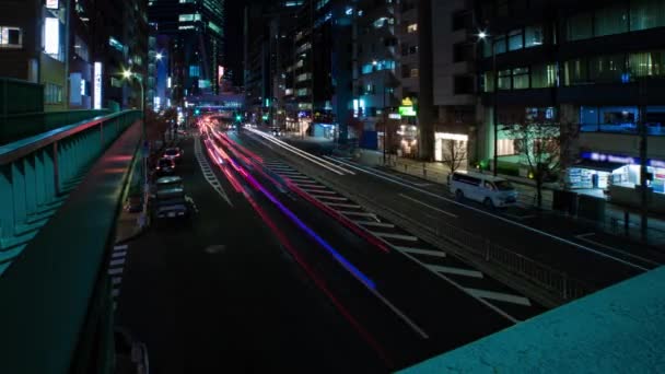 Uma cronologia noturna do engarrafamento na rua urbana em Shibuya tiro largo panning — Vídeo de Stock