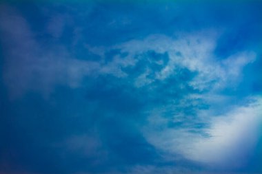 Bulutlu gökyüzü gündüz