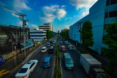 Tokyo 'da Kanpachi Bulvarı' nda gündüz vakti şehir merkezinde.