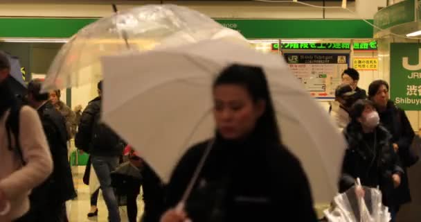 Walking emberek a Shibuya átkelés Tokió esős napon — Stock videók