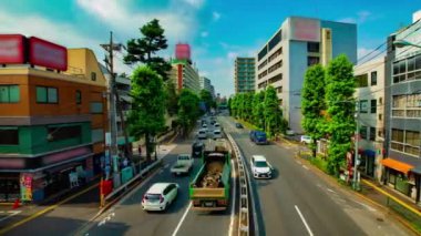 Tokyo 'da Kanpachi Bulvarı' ndaki şehir merkezinde gündüz vakti çekilmiş bir çekim.