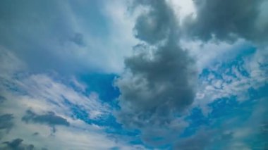 Bulutlu gökyüzü gündüz bir timelapse