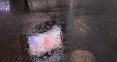 Tokyo yağmurlu bir günde Shibuya geçişinde yürüyüş insanlar