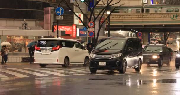 Movendo carros e caminhando pessoas em Shibuya cruzando em Tóquio dia chuvoso — Vídeo de Stock