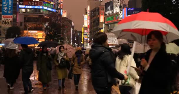 雨の日に東京の渋谷交差点を歩く人々 — ストック動画