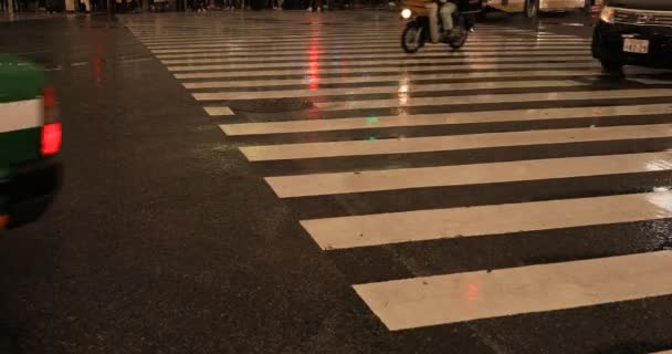 Moving cars and walking people at Shibuya crossing in Tokyo rainy day — Stock Video