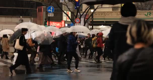 Caminando gente en Shibuya cruzando en Tokio día lluvioso — Vídeos de Stock