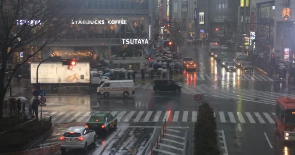 Chodzenie ludzie w Shibuya przejście w Tokio deszczowy dzień wysoki kąt — Wideo stockowe