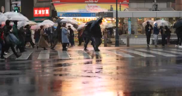 Chodící lidé na Shibuya v deštivém dnu v Tokiu — Stock video