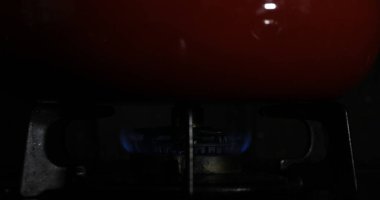 Mutfakta kırmızı tava altında ısı Ateşleme