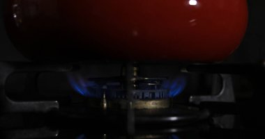 Mutfakta kırmızı tencere altında ısı Ateşleme