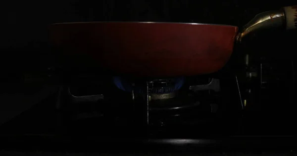 Запалення тепла під червоною сковородою на кухні — стокове фото