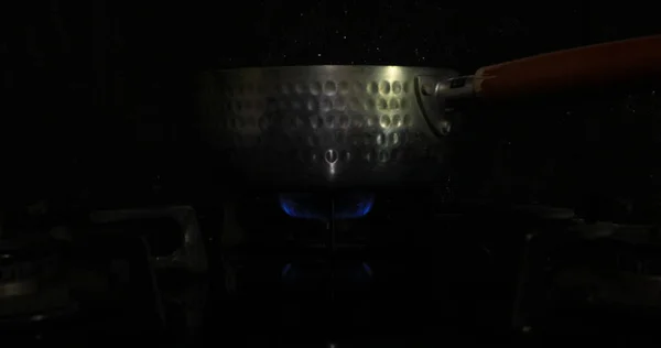 Запалювання тепла під горщиком на кухні — стокове фото