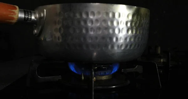 Mutfaktaki tencerenin altındaki sıcaklığın ateşlenmesi. — Stok fotoğraf