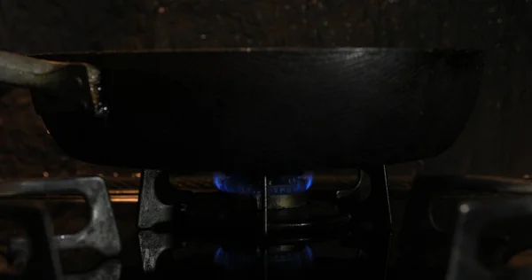 Ignição do calor sob a panela na cozinha — Fotografia de Stock