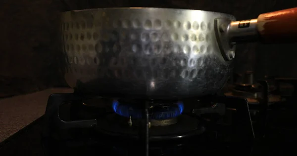 Ανάφλεξη της θερμότητας κάτω από την κατσαρόλα στην κουζίνα — Φωτογραφία Αρχείου