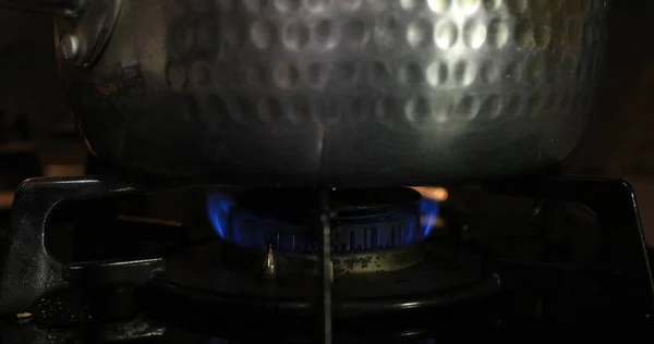 Ignição do calor sob a panela de prata na cozinha — Fotografia de Stock